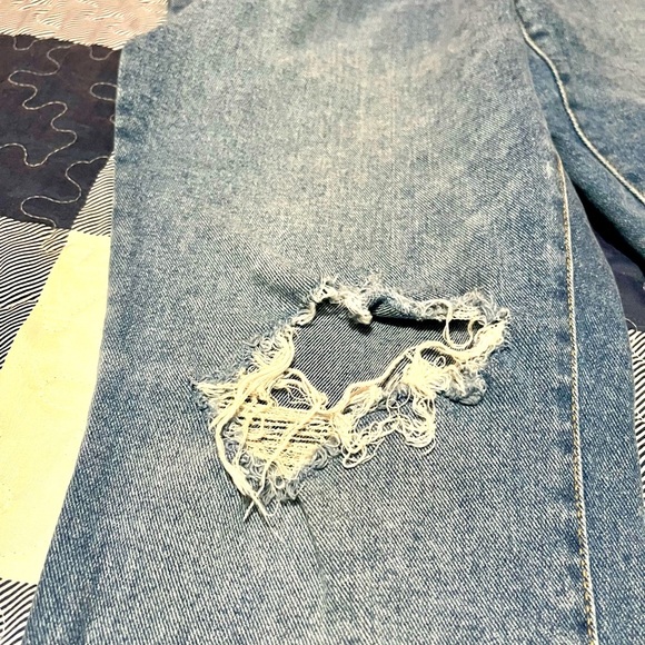 Women’s Crown & Ivy High Rise Cropped Distressed Jeans - 14 - Picture 12 of 12